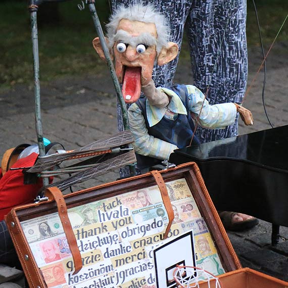Marionetka dodaje promenadzie umiechu. Zobacz film!