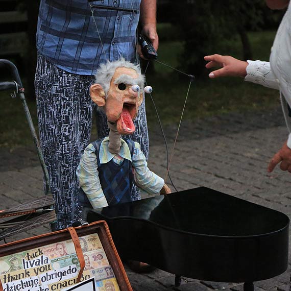 Marionetka dodaje promenadzie umiechu. Zobacz film!