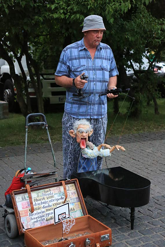 Marionetka dodaje promenadzie umiechu. Zobacz film!