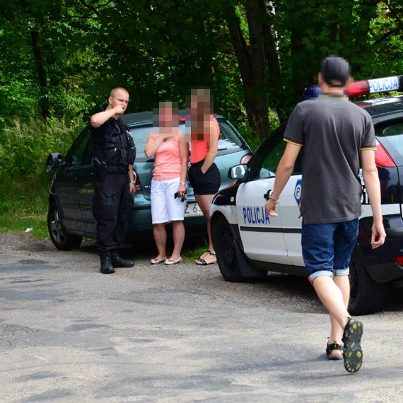 Zniszczone auto, ale kobiety yj!