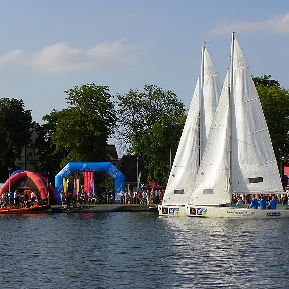 Dziwnw Match Race