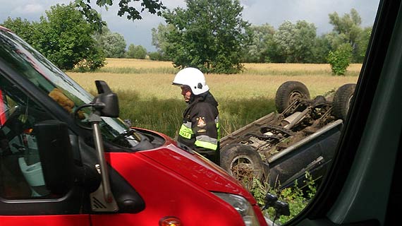 O krok od tragedii. Nissan dachowa w okolicach Kretlewa