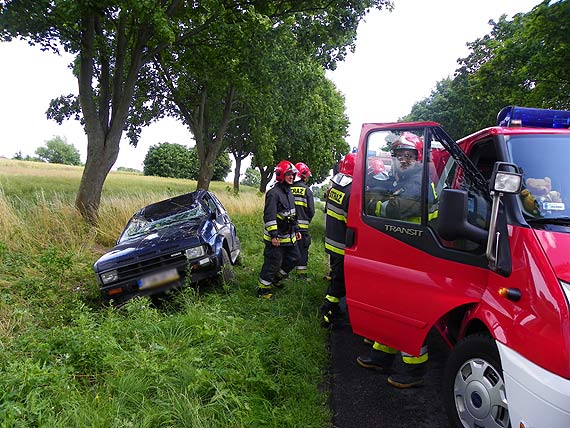 O krok od tragedii. Nissan dachował w okolicach Kretlewa
