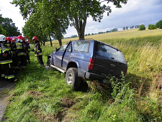 O krok od tragedii. Nissan dachował w okolicach Kretlewa