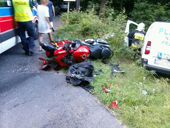 Wyprzedza na zakrcie. To ju kolejny wypadek motocyklisty koo Grodna II. Motocyklista zosta przetransportowany do szpitala w Szczecinie