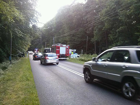 Wyprzedzał na zakręcie. To już kolejny wypadek motocyklisty koło Grodna II. Motocyklista został przetransportowany do szpitala w Szczecinie