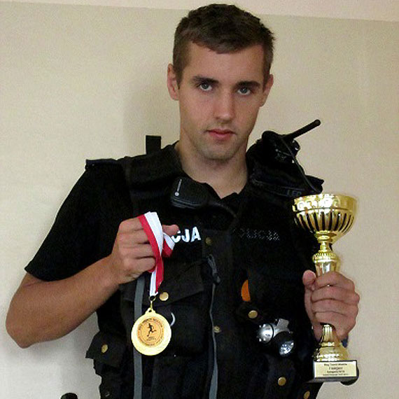 Policjant z Midzyzdrojw Dawid Biaek na podium podczas ''Biegu Trzech Mostw'' 