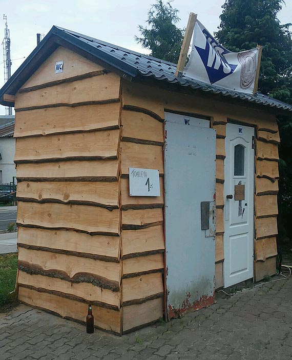 Toaleta pod biedniejszego klienta?