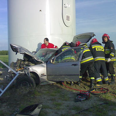 niatowo: Rozpdzonym BMW uderzy w wiatrak. Trzy osoby s ranne