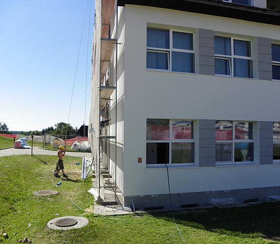 Prace termoizolacyjne budynków szkół i przedszkola w Świerznie dobiegają końca
