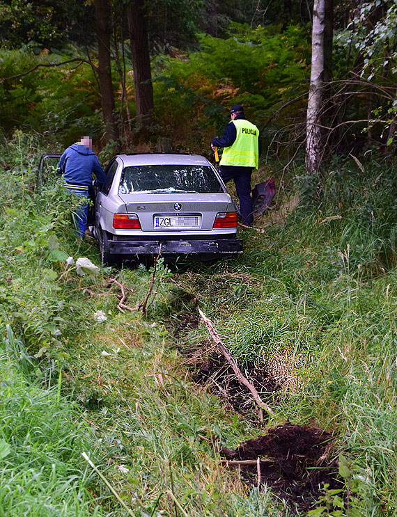 Na krajowej 3 do rowu wjechao BMW! Tym razem nikt nie ucierpia...
