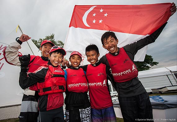 SINGAPUR druynowym Mistrzem wiata Optimist 2015!
