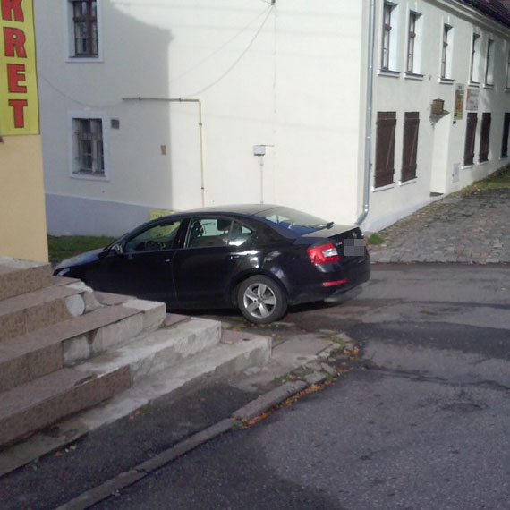 Mistrz parkowania zatarasowa przejazd w Kamieniu Pomorskim