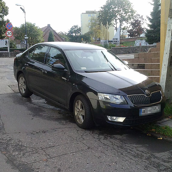 Mistrz parkowania zatarasował przejazd w Kamieniu Pomorskim