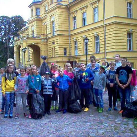 Uczniowie podstawówki w Stuchowie wzięli udział w wielkim sprzątaniu świata!