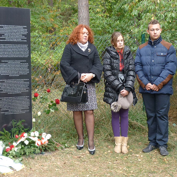 Delegacja Gminy Wolin  oddaa hod Ofiarom Obozu Koncentracyjnego w Peenemnde
