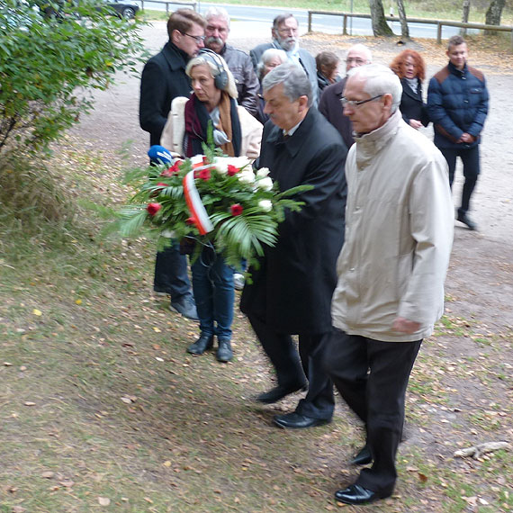 Delegacja Gminy Wolin  oddaa hod Ofiarom Obozu Koncentracyjnego w Peenemnde