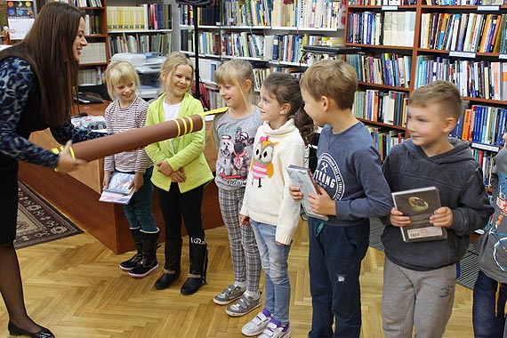 Uroczyste pasowanie pierwszoklasistw na czytelnikw biblioteki