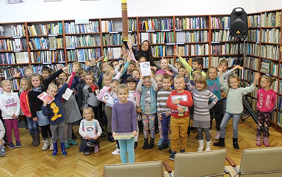 Uroczyste pasowanie pierwszoklasistw na czytelnikw biblioteki