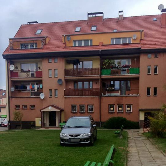 Zrobi sobie parking na trawniku. Mistrz parkowania w akcji!