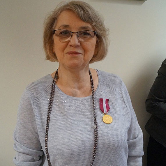 Alina Łokaj- Bińkowska ze złotym medalem za długoletnią służbę