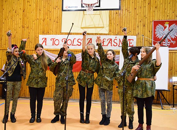 Narodowe wito Niepodlegoci w midzyzdrojskim gimnazjum: Byo wesoo i smacznie