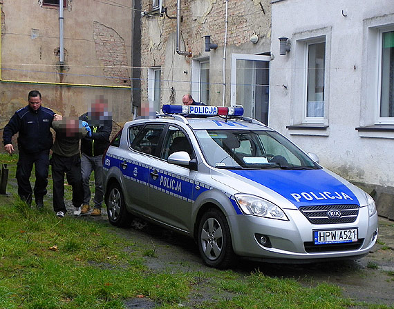 Mczyni zabarykadowali si w mieszkaniu przy ulicy Dziwnowskiej! Okazao si, e mieli sporo na sumieniu...