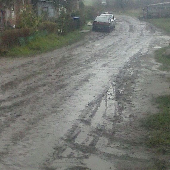 Czytelnik: Droga z Gostynia do Rybic to koszmar! Toniemy w bocie