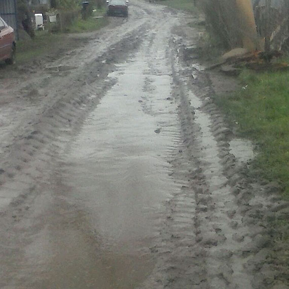 Czytelnik: Droga z Gostynia do Rybic to koszmar! Toniemy w bocie