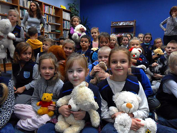 Pluszowe misie opanoway bibliotek! Dzi obchodzimy wiatowy Dzie Pluszowego Misia!