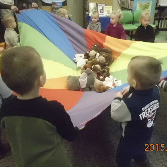 Światowy Dzień Pluszowego Misia w bibliotece w Dziwnowie