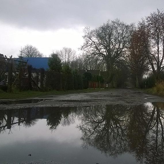 Droga do domu - bajoro, bagno i ogromne dziury. Mieszkańcy Ładzina apelują o naprawę
