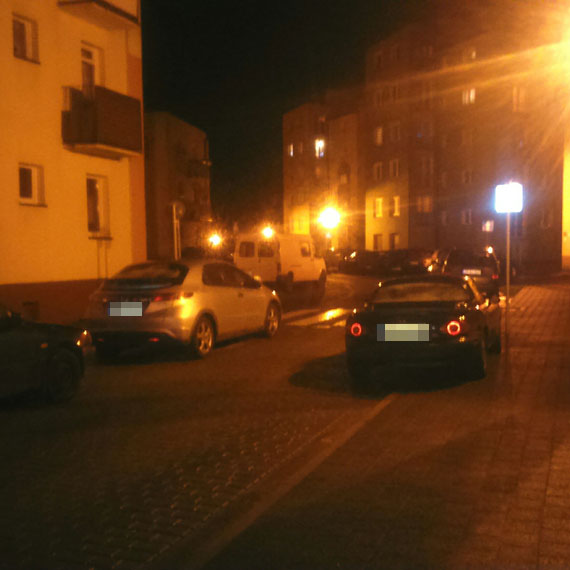 Uciliwy kierowca, policja nie reaguje - mistrz parkuje po swojemu