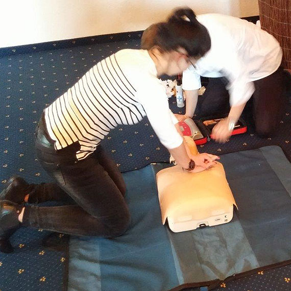 Kolejny defibrylator AED w Midzyzdrojach. Szkolenie z zakresu pierwszej pomocy