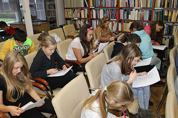 Futbolowo i detektywistycznie w bibliotece – spotkania autorskie z Dariuszem Rekoszem