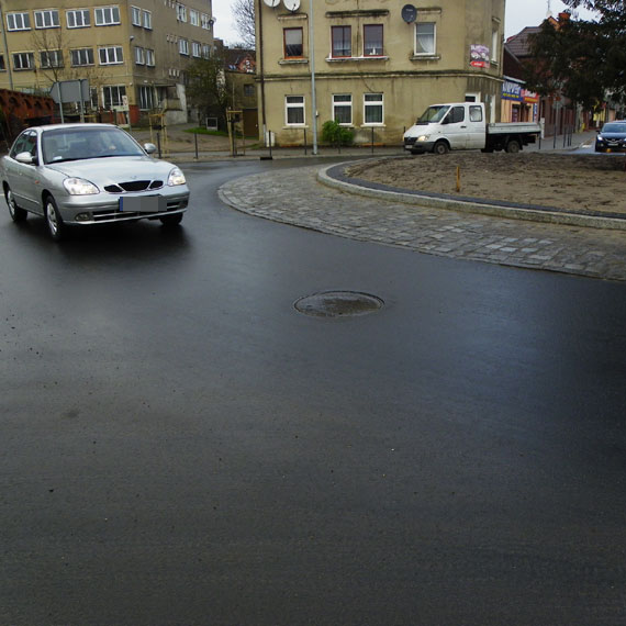 Pierwsze naprawy na przebudowanej ulicy Mieszka I w Kamieniu Pomorskim