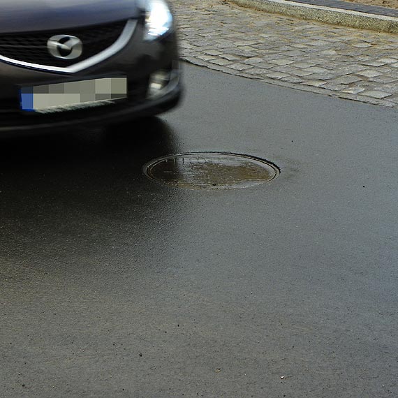 Pierwsze naprawy na przebudowanej ulicy Mieszka I w Kamieniu Pomorskim