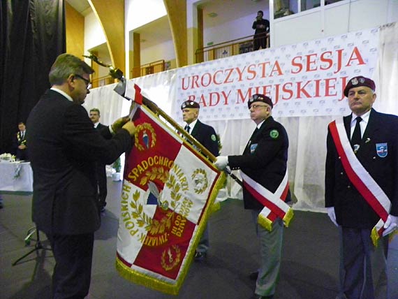 Gryf Zachodniopomorski dla Zwizku Polskich Spadochroniarzy w Dziwnowie