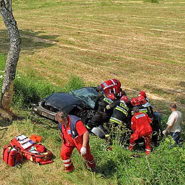 Strzeżewo: Kierowca stracił panowanie nad kierownicą i uderzył w drzewo