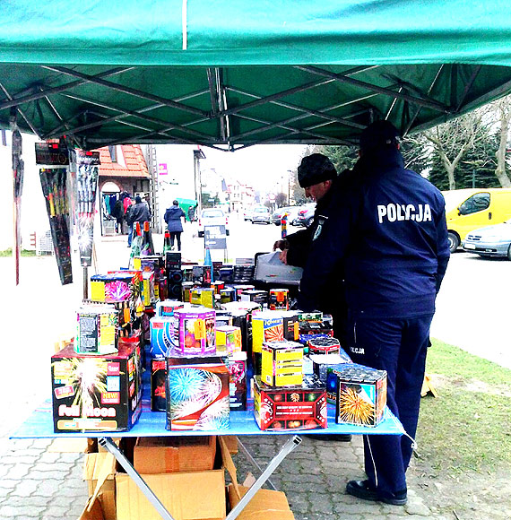 Policjanci prowadz kontrole sprzedawcw fajerwerkw