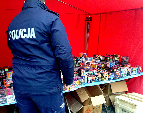 Policjanci prowadzą kontrole sprzedawców fajerwerków