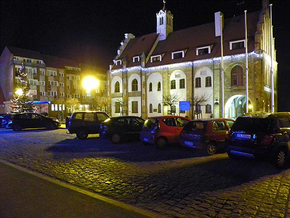 Nowy Rok bez fajerwerkw przed kamieskim Ratuszem