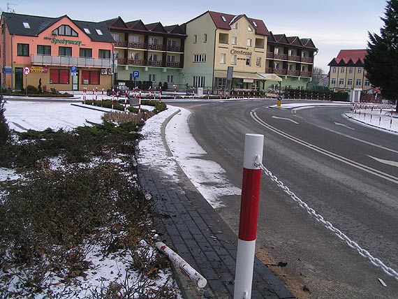 Dziwnwek: Policjant na bani nie wyrobi na zakrcie i uderzy w barierki ochronne