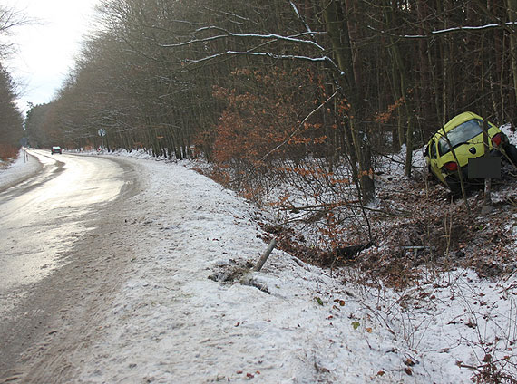 Mieszkanka Świnoujścia nie wyrobiła na zakręcie i wypadła z drogi. Kobieta trafiła do szpitala