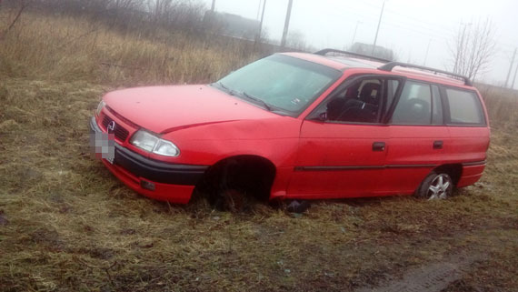 Porzucony opel straszy koo Recawia. Waciciel o nim zapomnia?