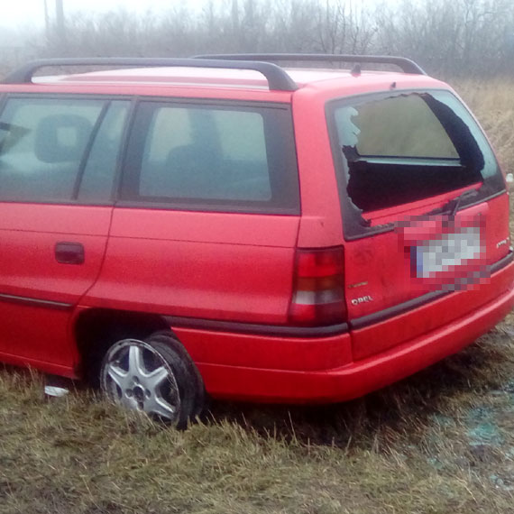 Porzucony opel straszy koło Recławia. Właściciel o nim zapomniał?