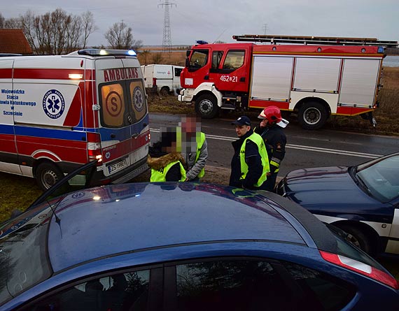 Uwaga kierowcy, jest ślisko! Samochód dostawczy dachował na Nabrzeżnej w Wicku