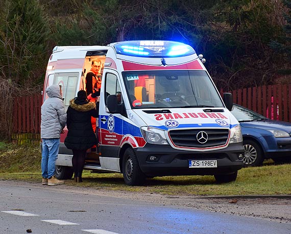 Uwaga kierowcy, jest ślisko! Samochód dostawczy dachował na Nabrzeżnej w Wicku