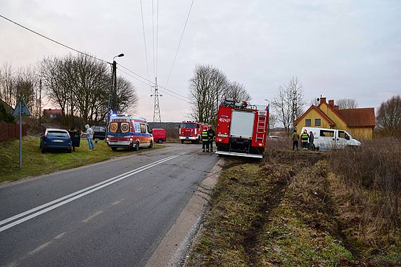 Uwaga kierowcy, jest ślisko! Samochód dostawczy dachował na Nabrzeżnej w Wicku