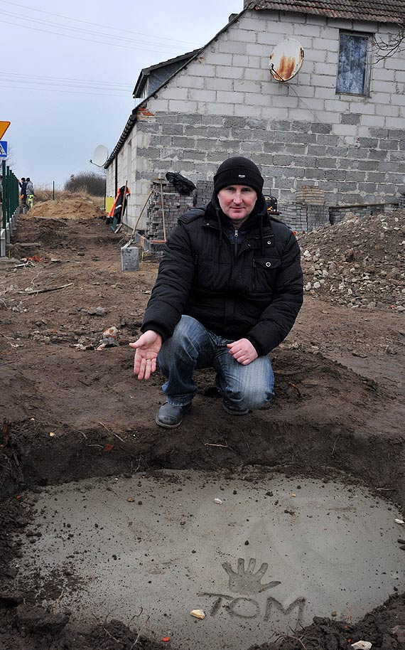 Odkrył że koło domu ma ponad 70 letni bunkier! Zobacz co znalazł w środku!